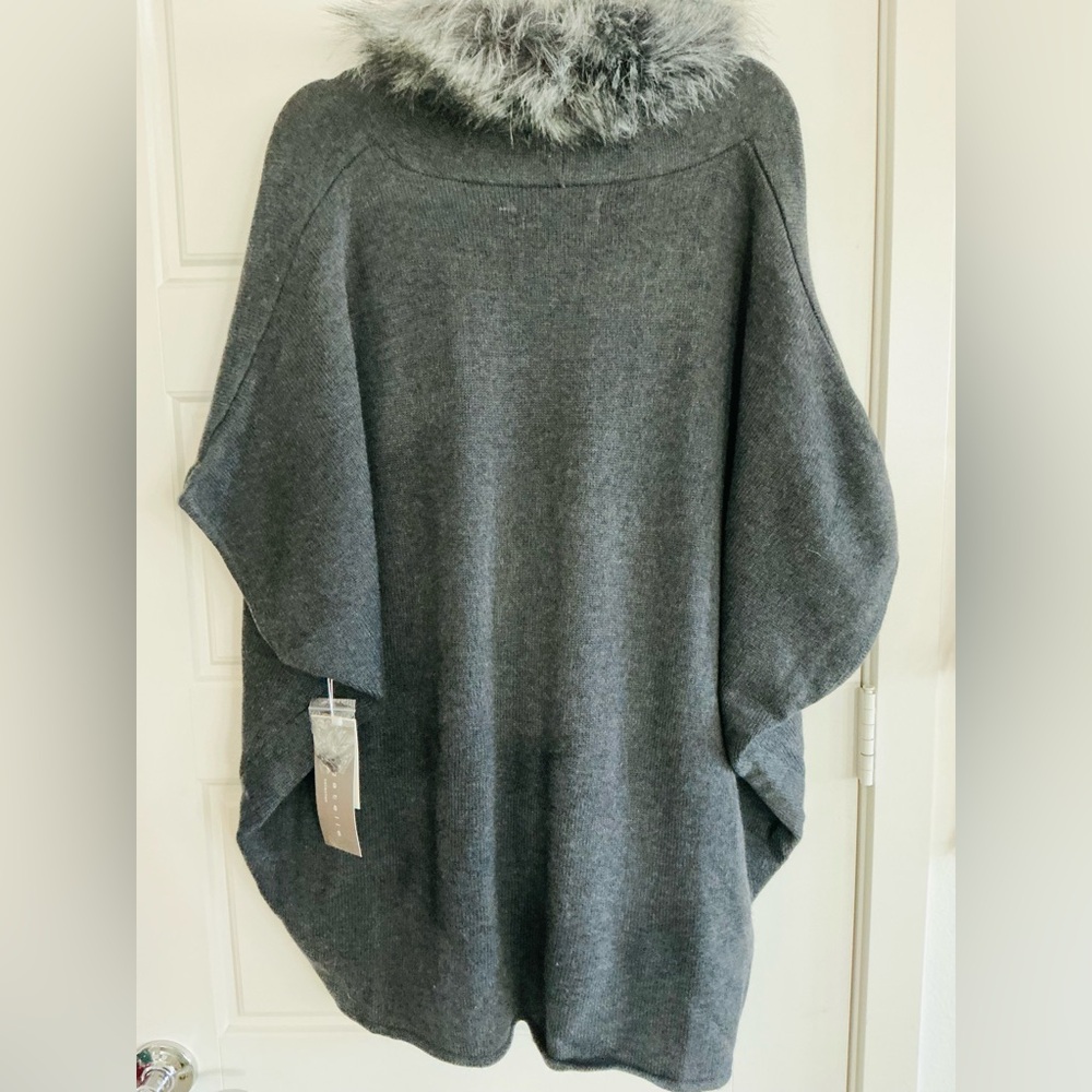 Bagatelle Woman's XL Gray Wool Blend Faux Fur Collar With Pockets Poncho NWT - Picture 2 of 3